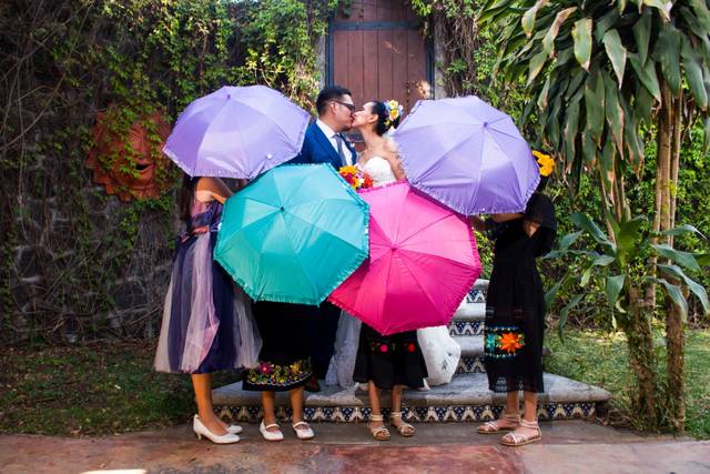 Beso entre sombrillas