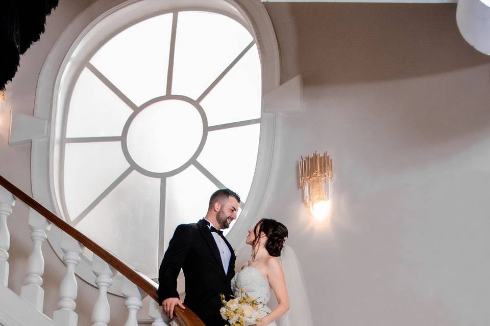 Novios en la escalera