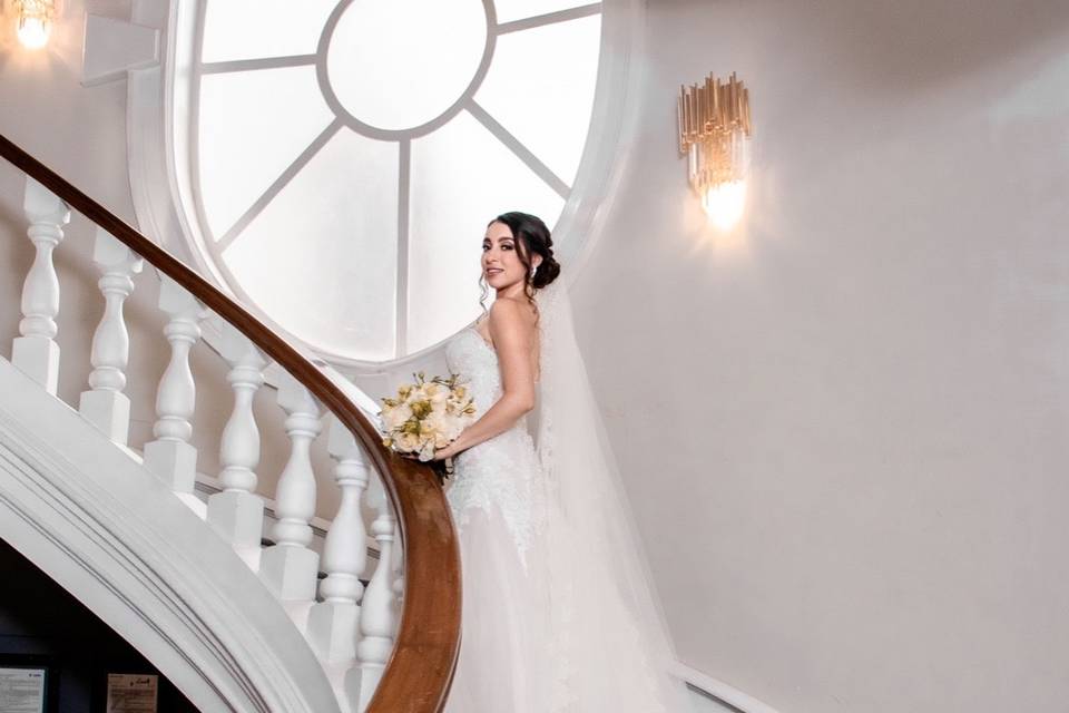 NOvia en la escalera