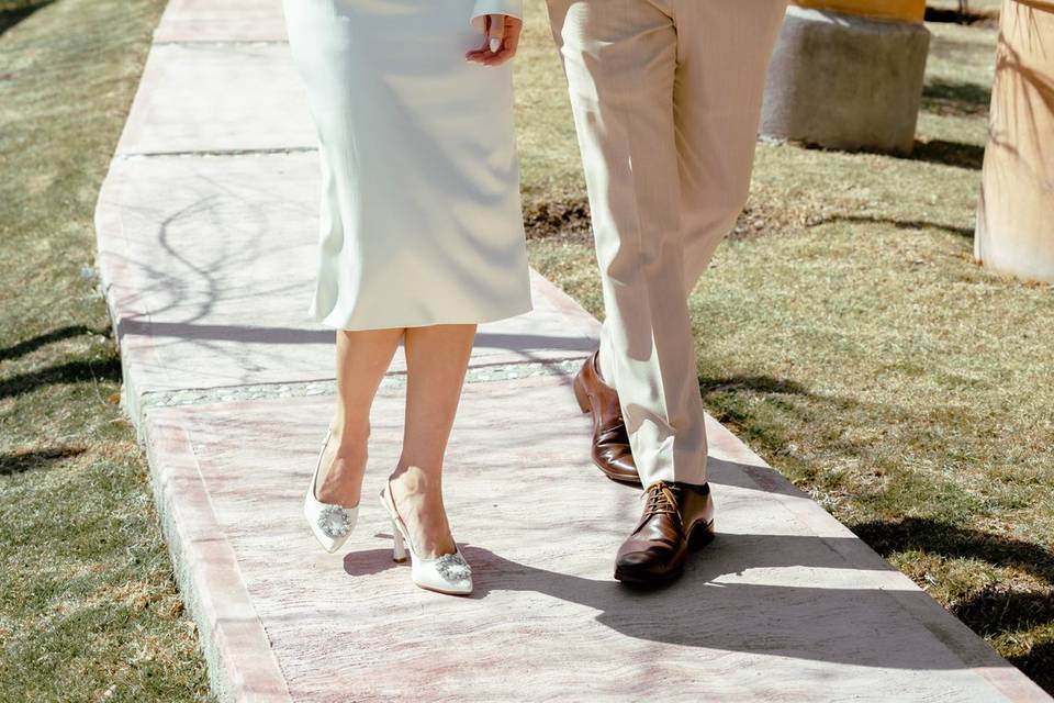 Pareja caminando en un pasilllo en el jardín