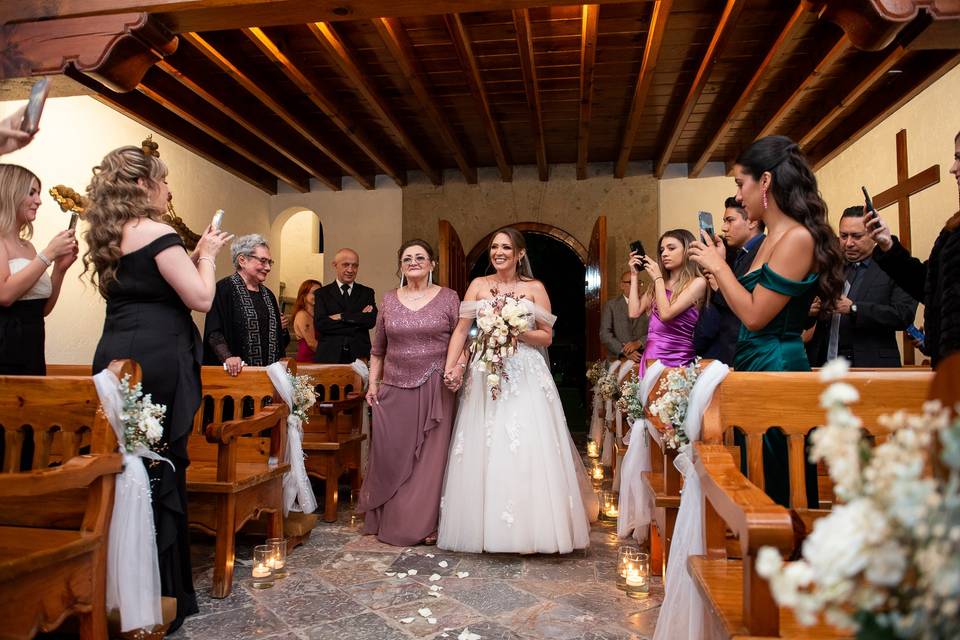 Novia caminando entre sus invitados