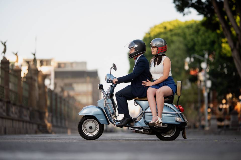 Pareja en una moto azul cielo