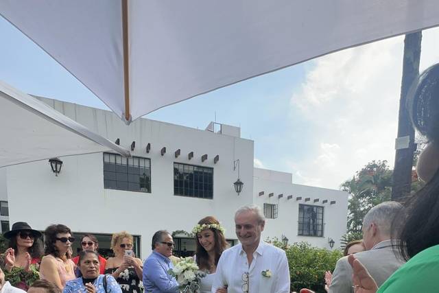 Novios caminando entre sus invitados