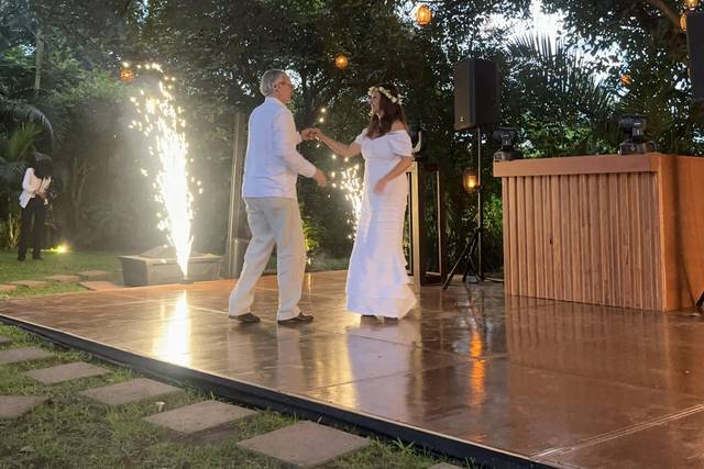 Novios bailando
