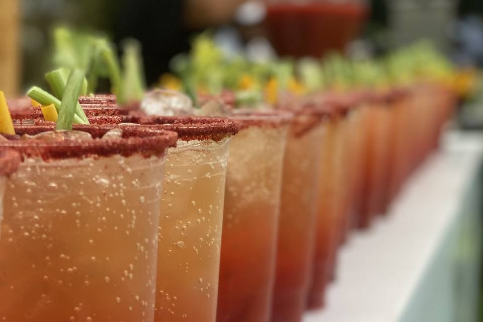 Micheladas en vaso de plástico