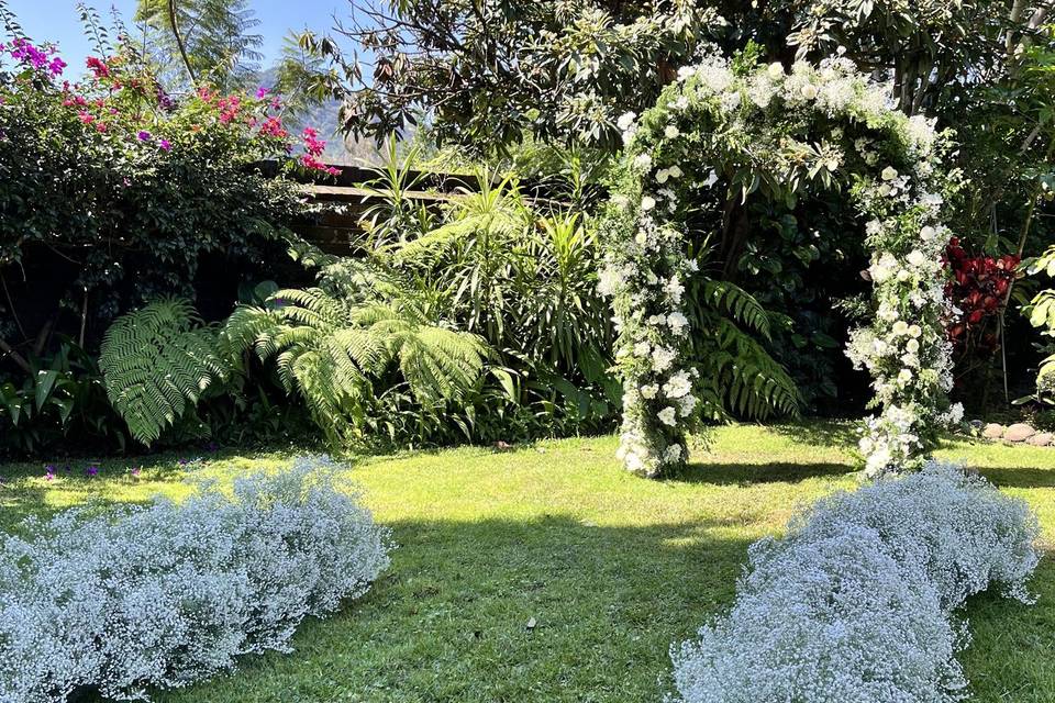 Camino y arco floral