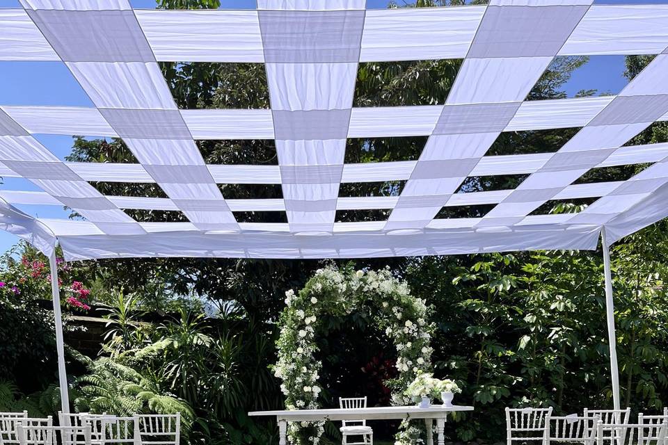 Arco floral y camino