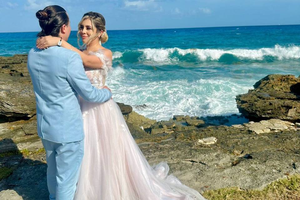 Pareja abrazada en la playa