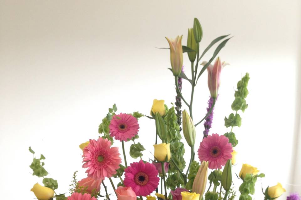 Diseño floral en canasta