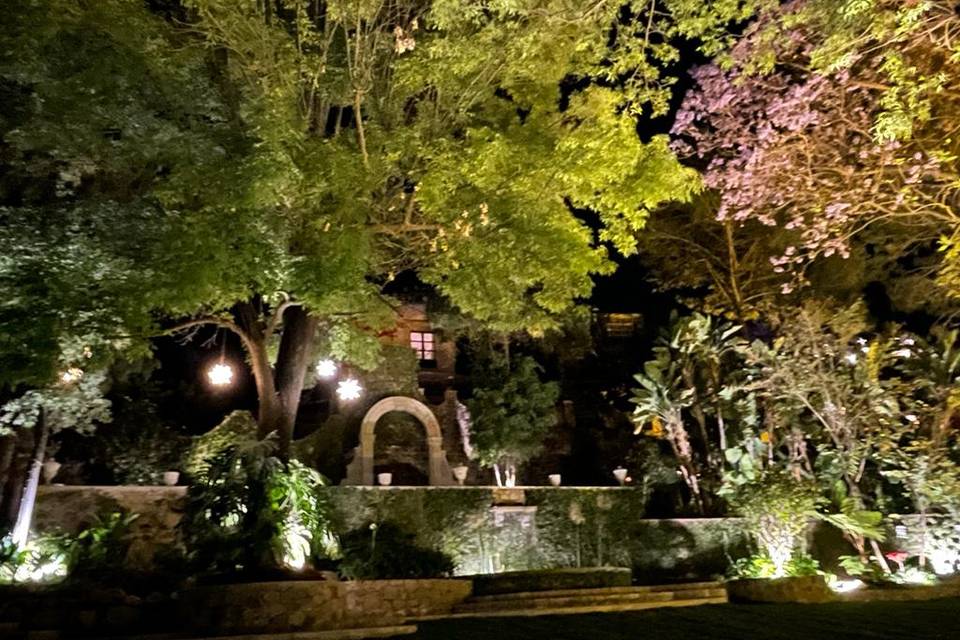 Jardín iluminado