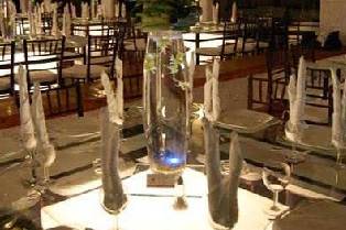 Detalle de una mesa iluminada y decorada con servilletas