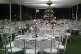 Carpa decorada para celebración nocturna