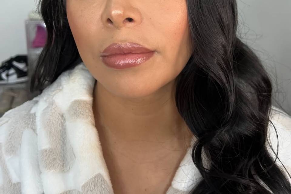 Maquillaje con labios brillantes