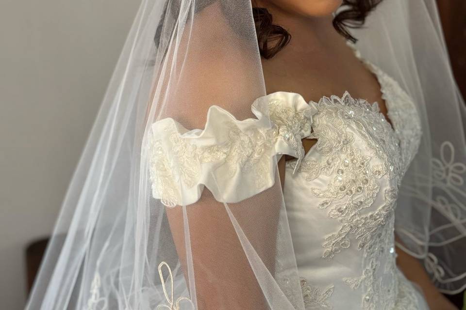 Novia con velo y tocado de hojas