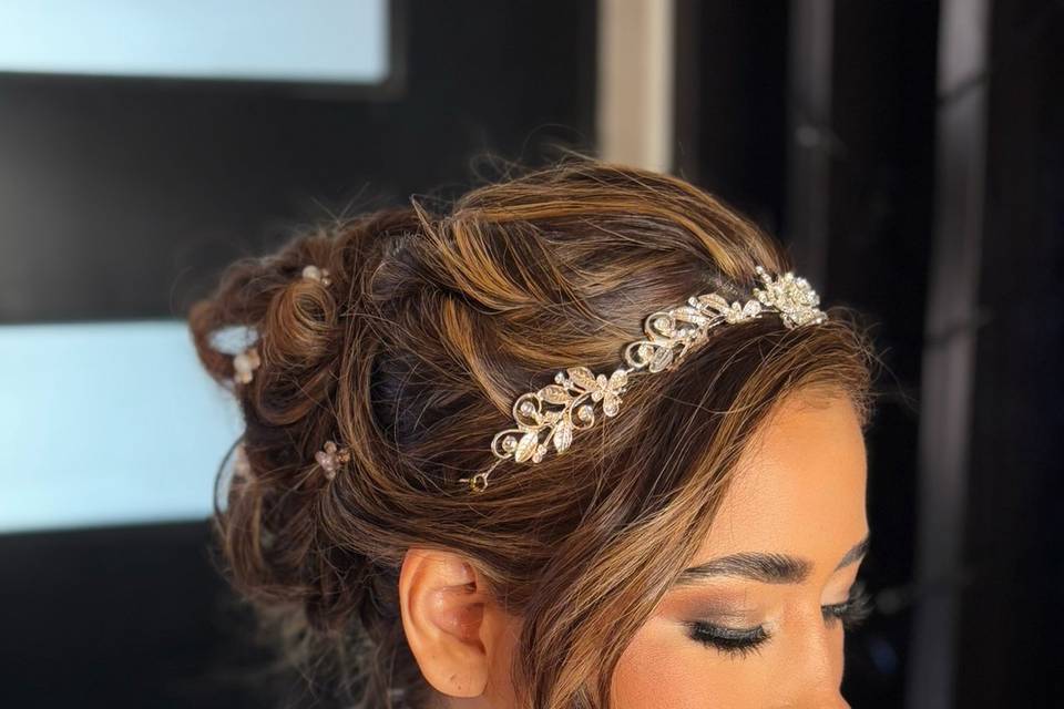 Novia con peinado recogido y diadema de cristal