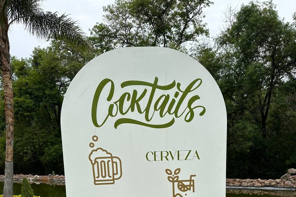 Letrero personalizado de bebidas en jardín