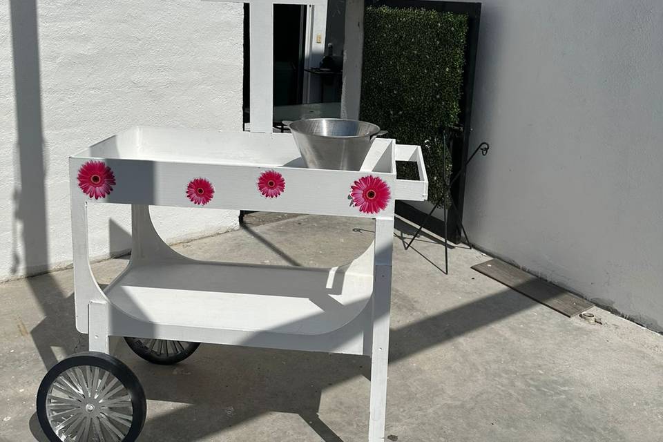 Carrito blanco con flores rosas