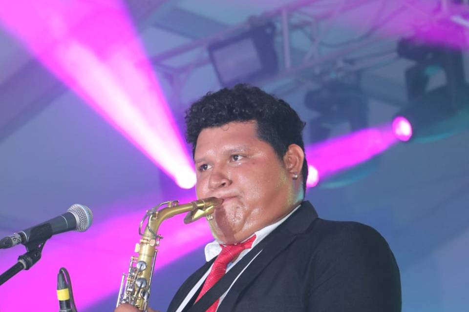 Saxofonista Doble V