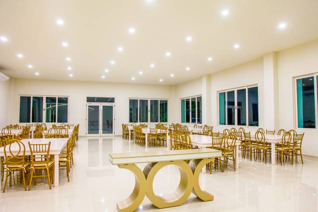 Mobiliario para 150 personas