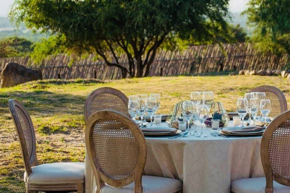 Montaje de mesa en tonos beige
