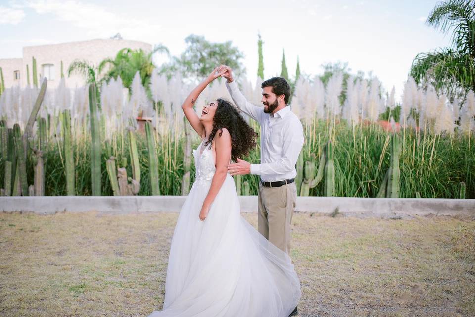 Novio dándole vuelta a la novia en el campo