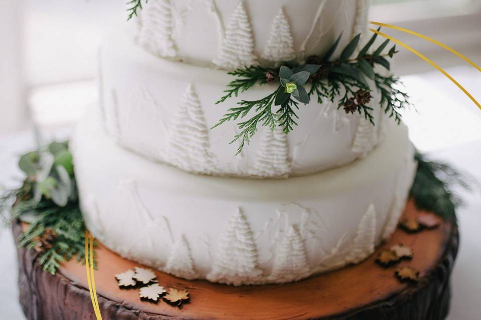 Pastel de bodas blanco con plantas