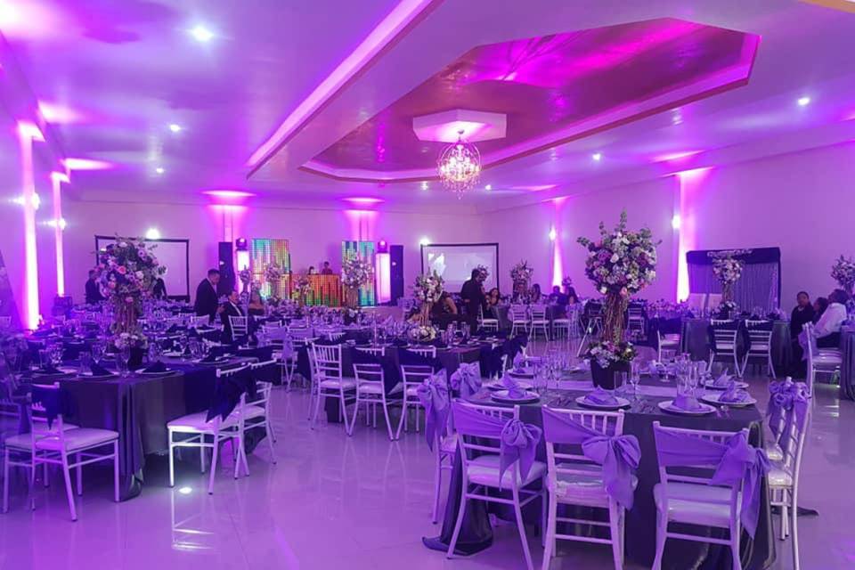 Salón iluminado de color rosa