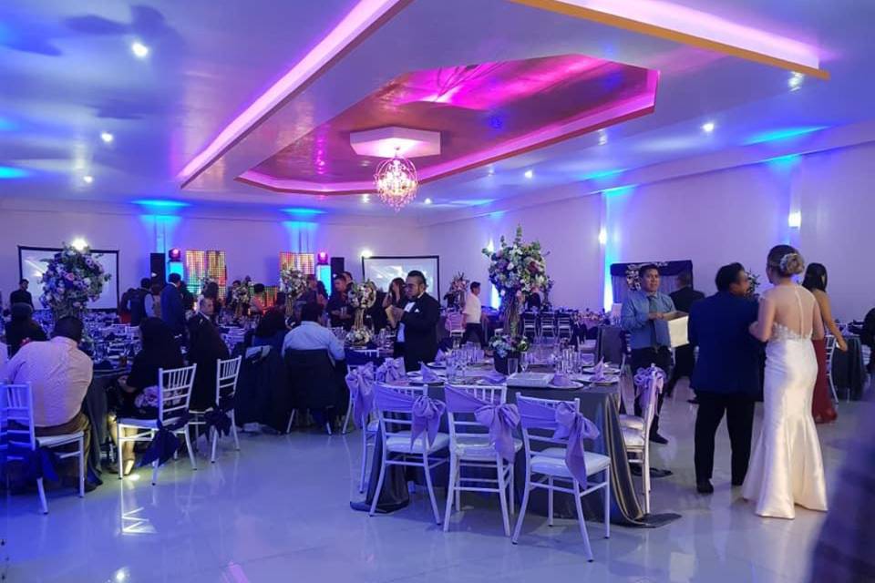 Salón con luces rosas y azules