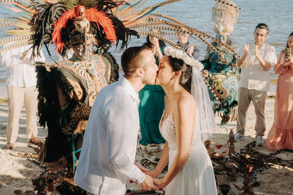 Beso durante ceremonia maya