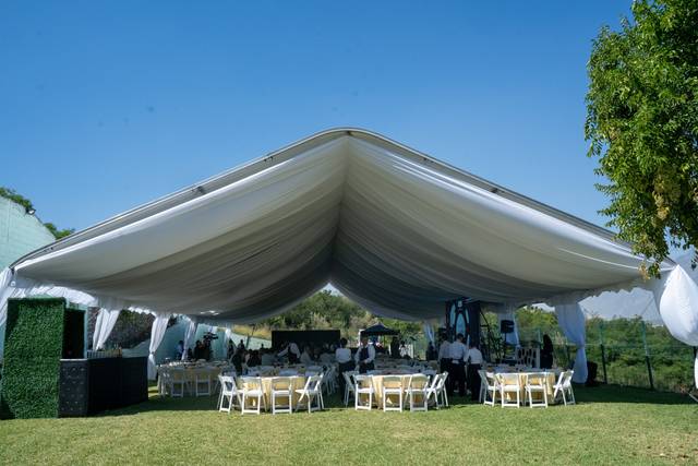 Toldo 15x30 blanco en jardin