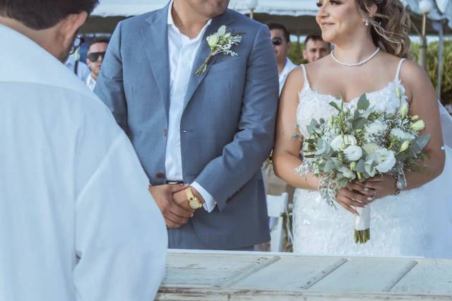 Novios en ceremonia en la playa