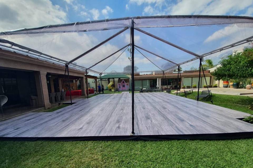 Toldo transparente con tarima