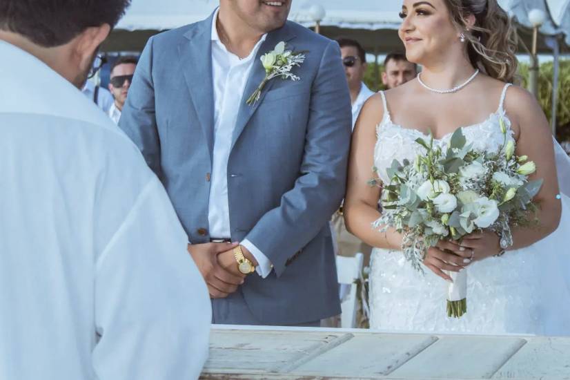 Novios en ceremonia en la playa