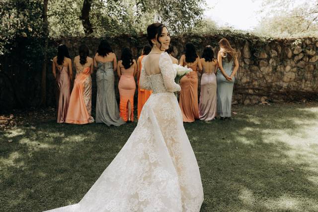 Novia con sus damas