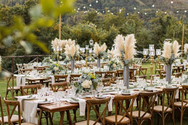 Mesas de madera decoradas en un jardín