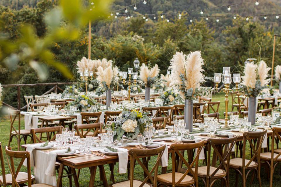 Mesas de madera decoradas en un jardín