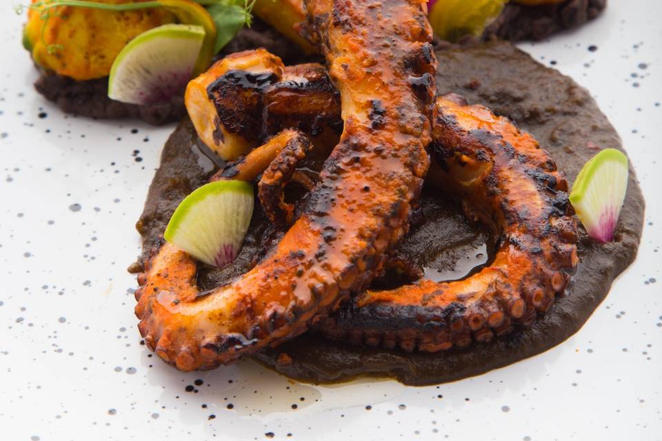 Pulpo adobado con mole