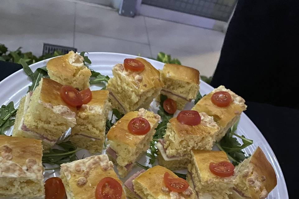 Mini sándwiches parmezano