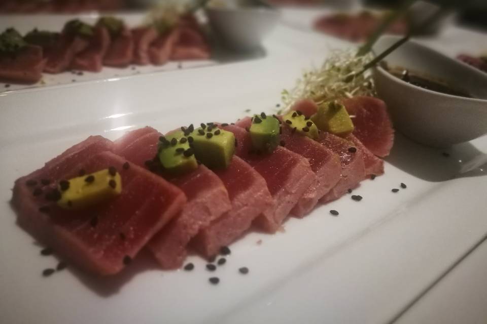 Sashimi de atún y castellana