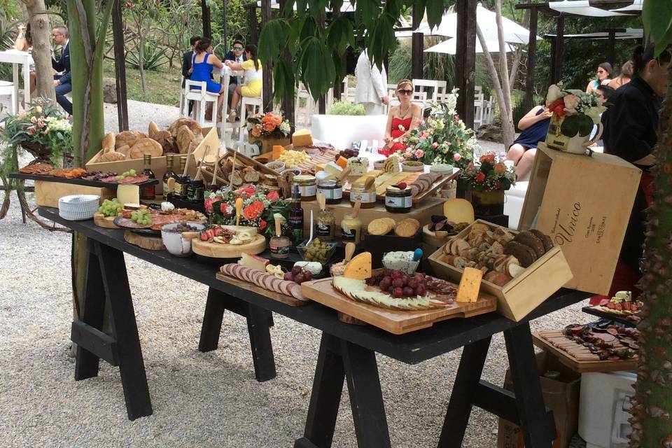 Mesa de quesos y carnes frías