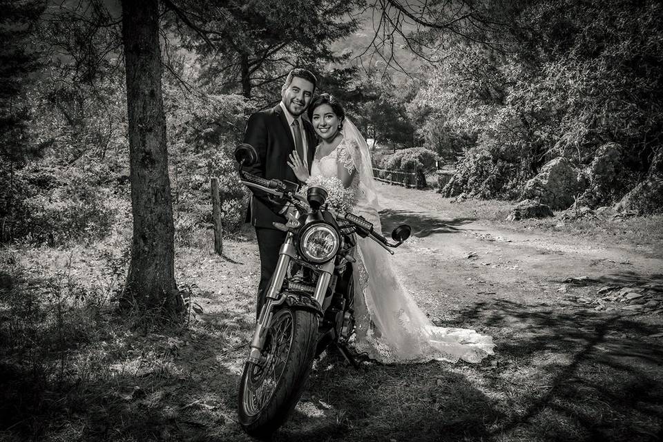 Fotografía pareja motocicleta