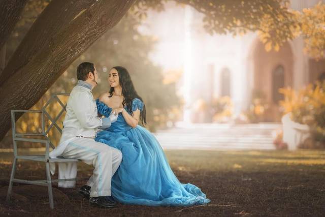 Novios sentados en un banco en el jardín