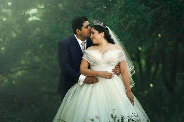 Novios abrazados en el bosque