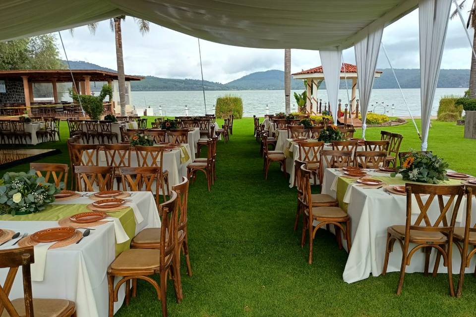 Boda en zirahuen junto al lago