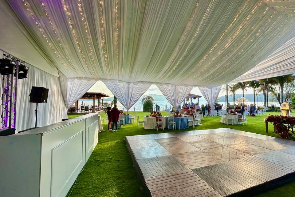 Boda  a la orilla del lago