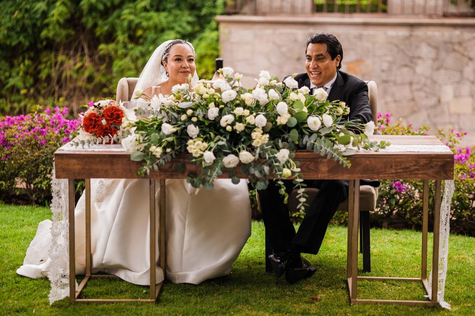 Novios en jardin