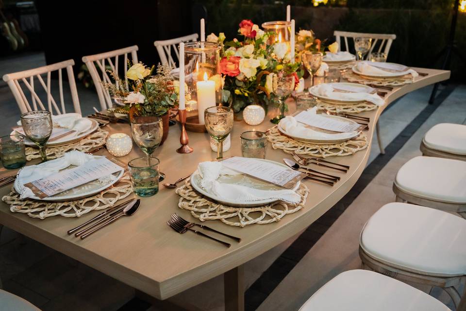 Mesa con una decoración de flores, vajilla y velas