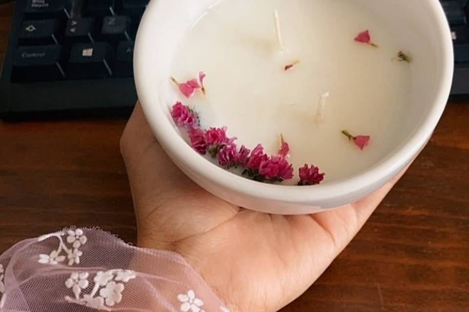 Vela con pétalos de flor