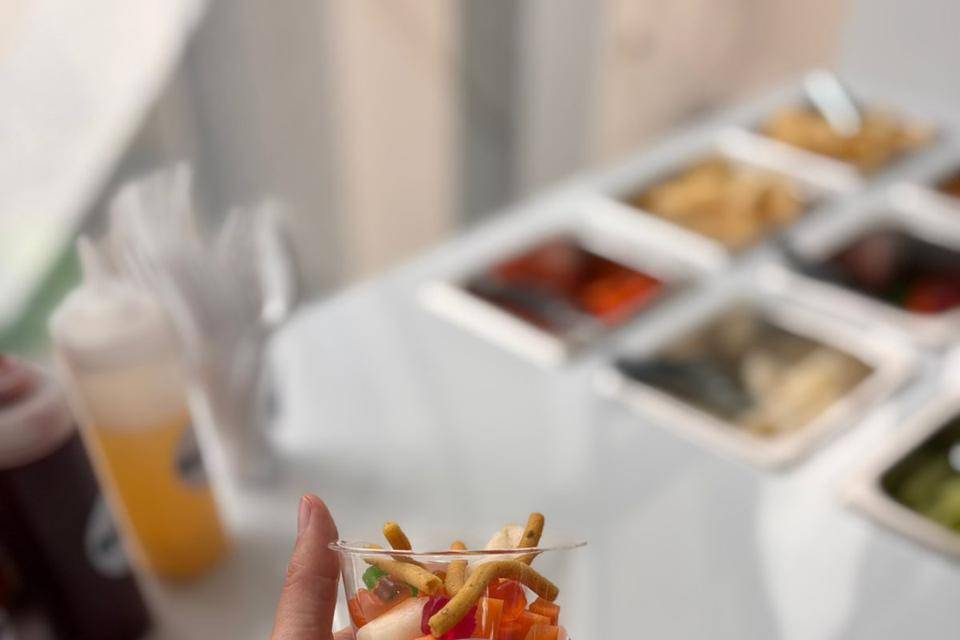 Ofreciéndote salsa de la casa.