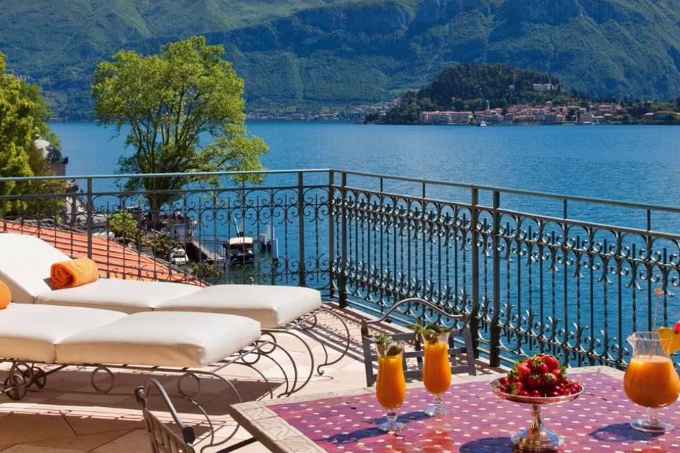 Terraza con tumbonas, bebidas y vistas al mar